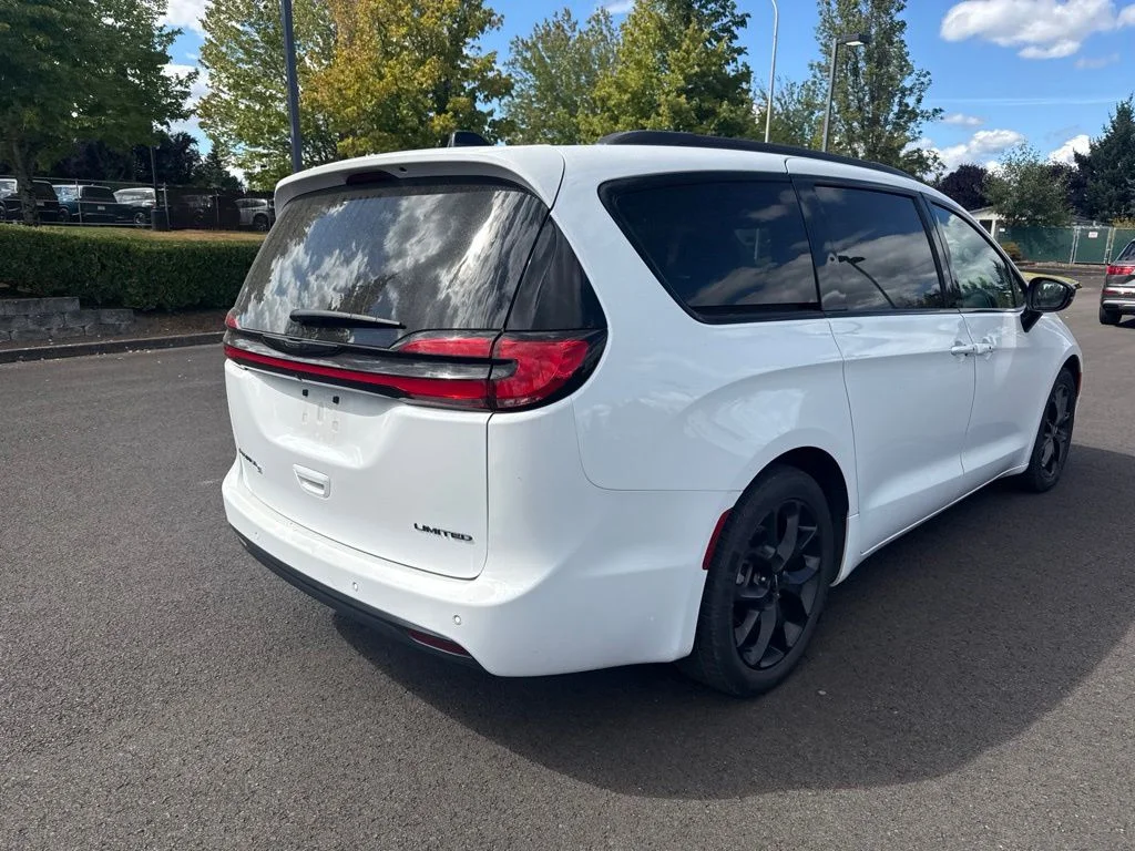 Used 2025 Bright White Clearcoat Chrysler Limited image 7