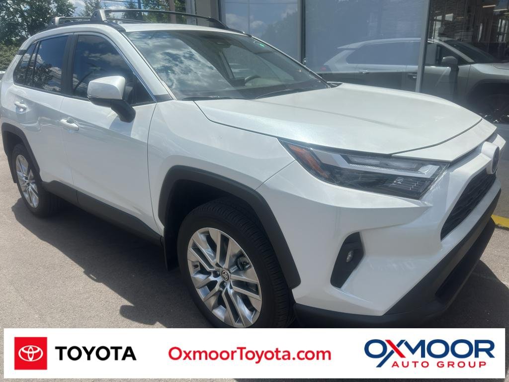 Used 2025 Wind Chill Pearl Toyota XLE Premium image 1