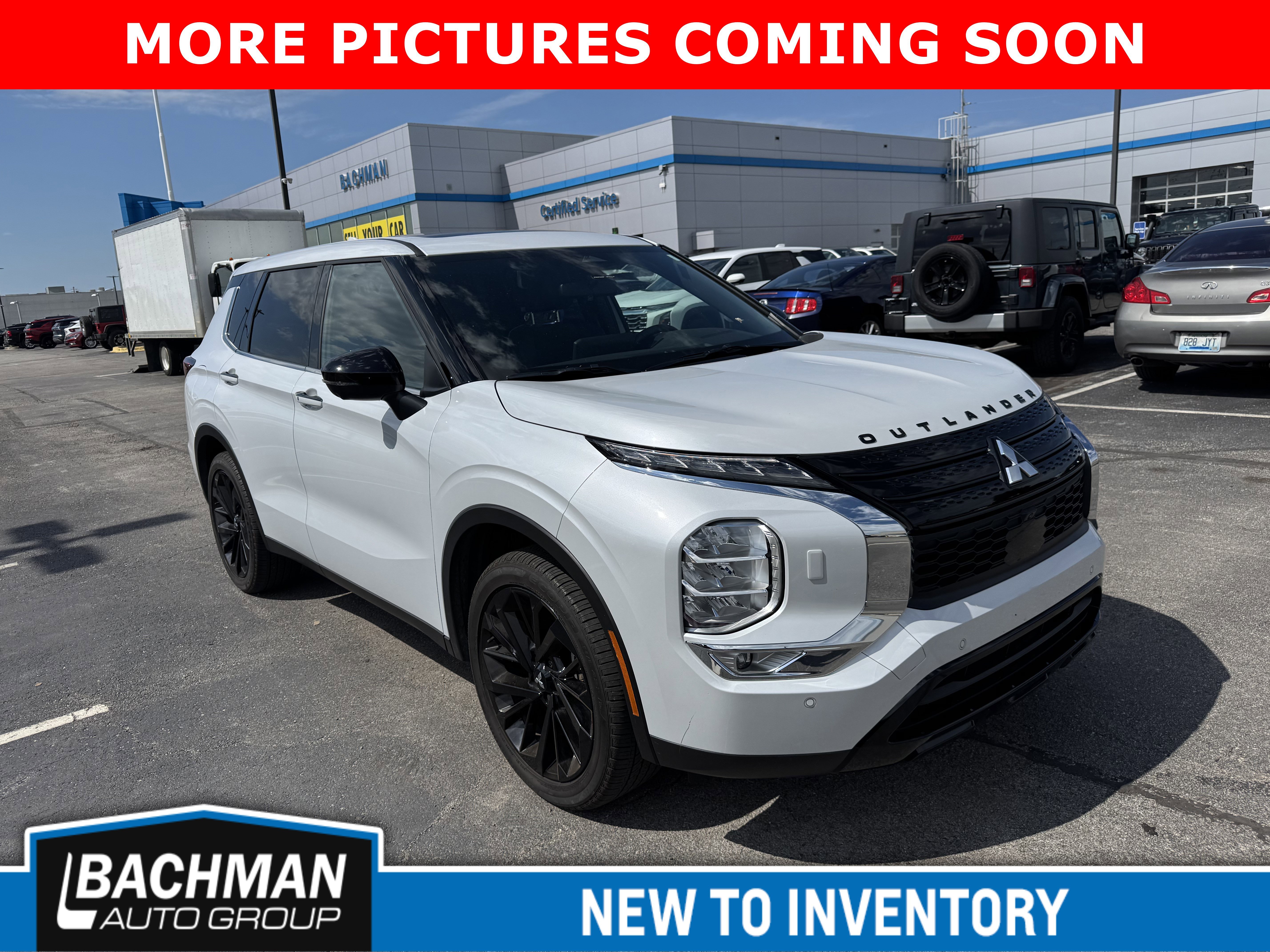 Used 2024 White Diamond Mitsubishi SE Black Edition w/Pano Roof image 2