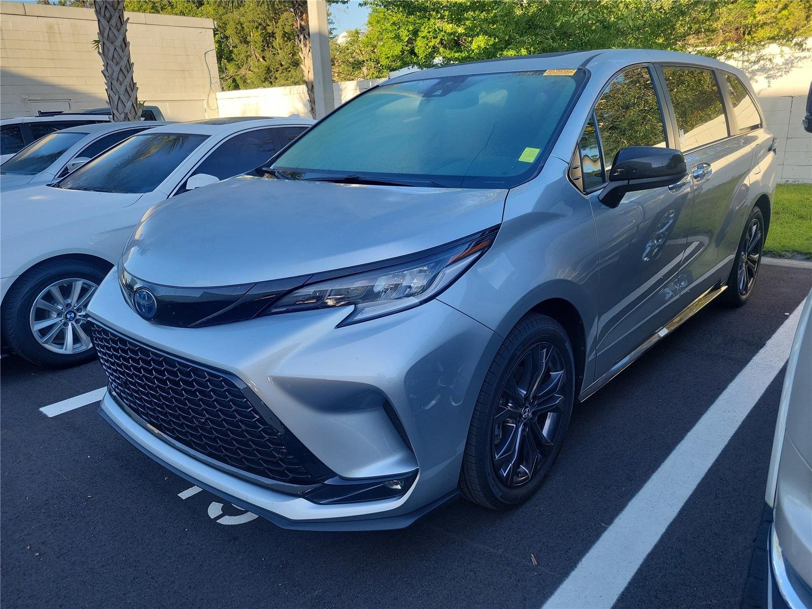 2025 Toyota Sienna XSE 7-Passenger Hybrid FWD's photo