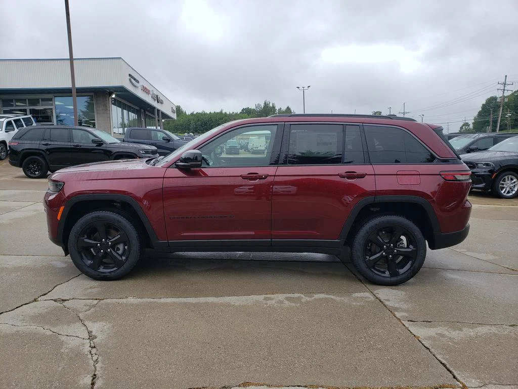 New 2026 Velvet Red Pearl-Coat Exterior Paint Jeep Limited image 6