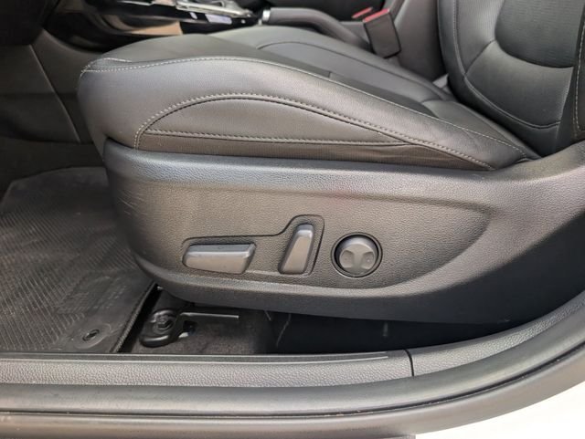 Used 2022 White Kia EX image 21