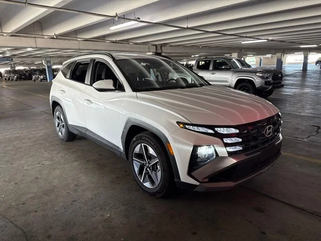 Used 2025 White Hyundai SEL image 2