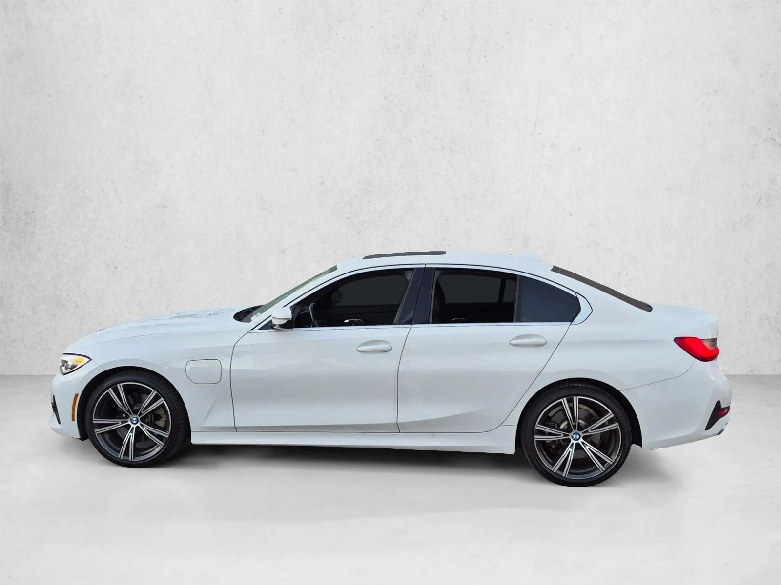 Used 2021 Alpine White BMW 330e image 8