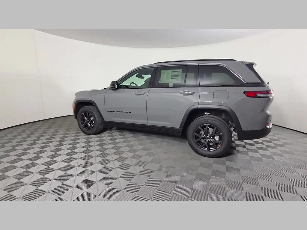New 2027 Sting-Gray Clearcoat Jeep Laredo Altitude image 32