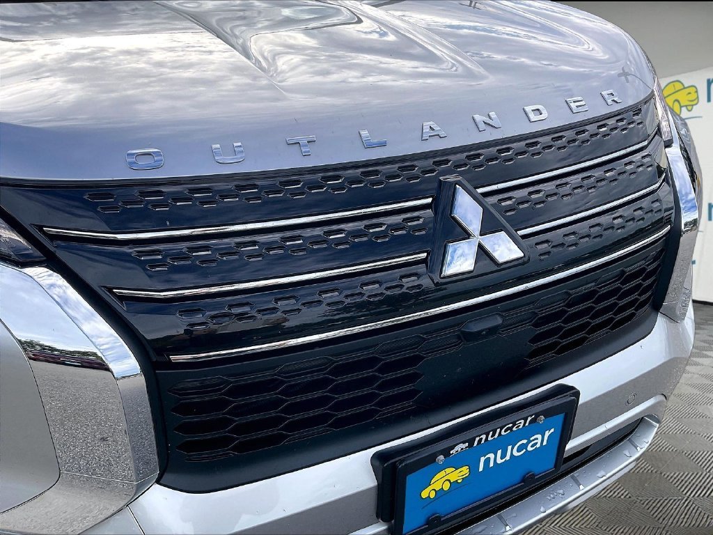 Used 2024 Silver Mitsubishi SE image 29
