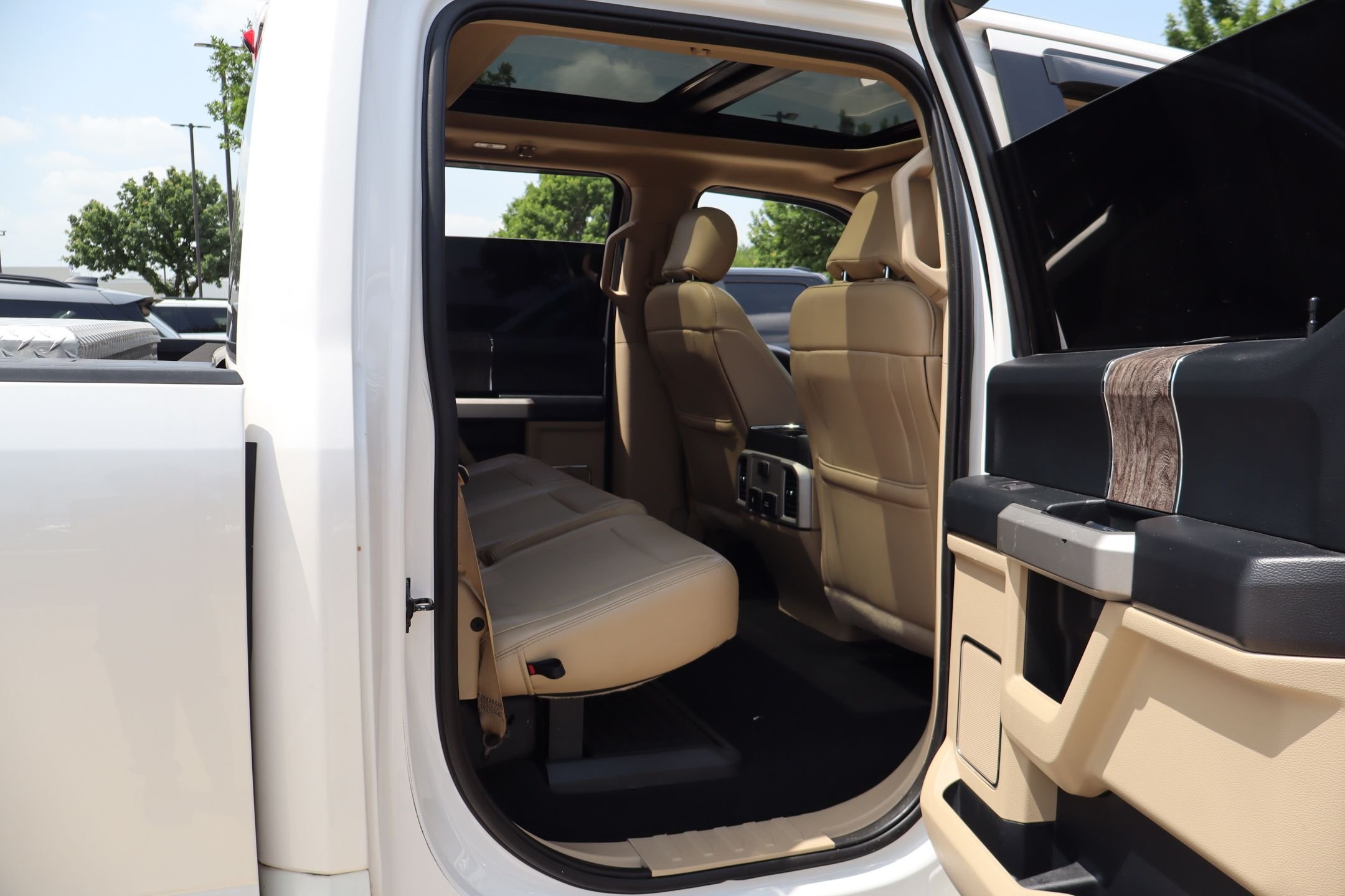 Used 2019 White Platinum Clearcoat Metallic Ford Lariat image 29