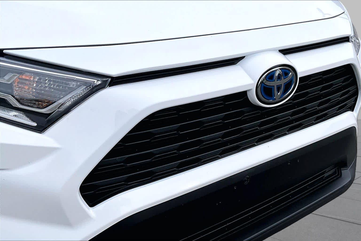 Used 2021 Super White Toyota Hybrid XLE image 32