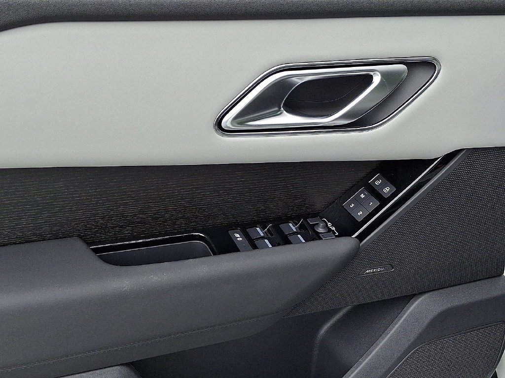 Used 2026 Fuji White Land Rover S image 8