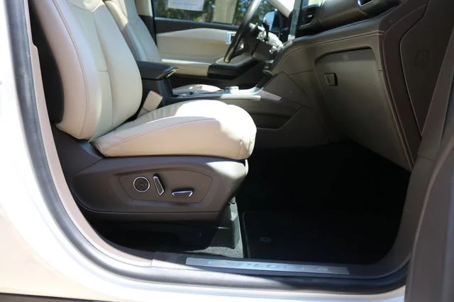 Used 2020 White Metallic Ford Platinum image 40