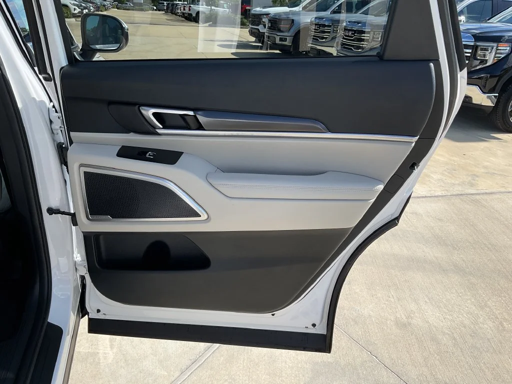 Used 2025 White Kia S image 18