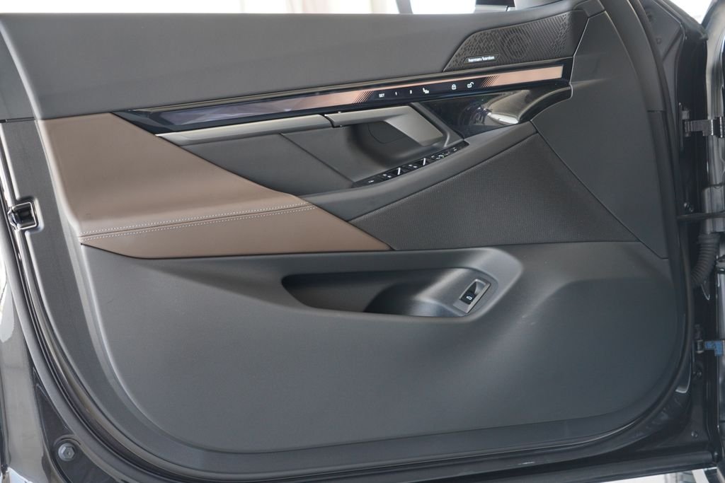 New 2027 Dark Graphite Metallic BMW 530i image 9