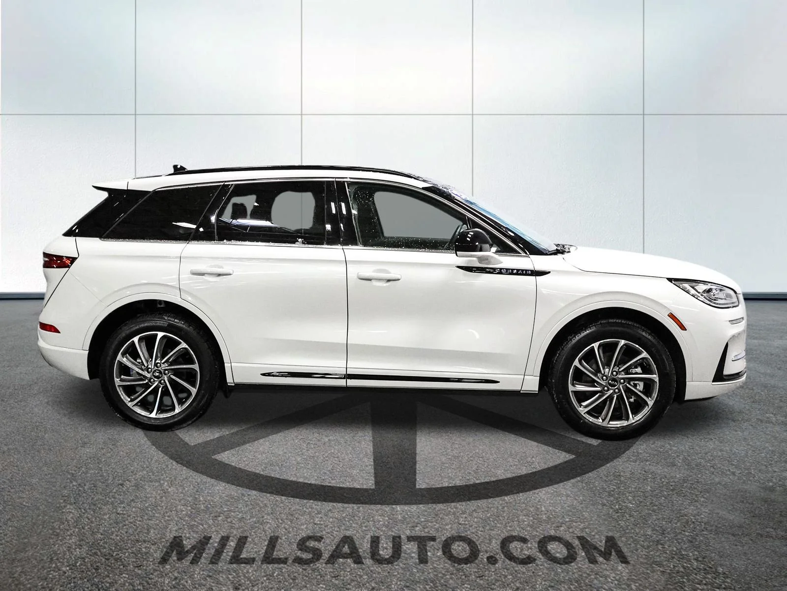 Certified Used 2025 White Lincoln Grand Touring image 9