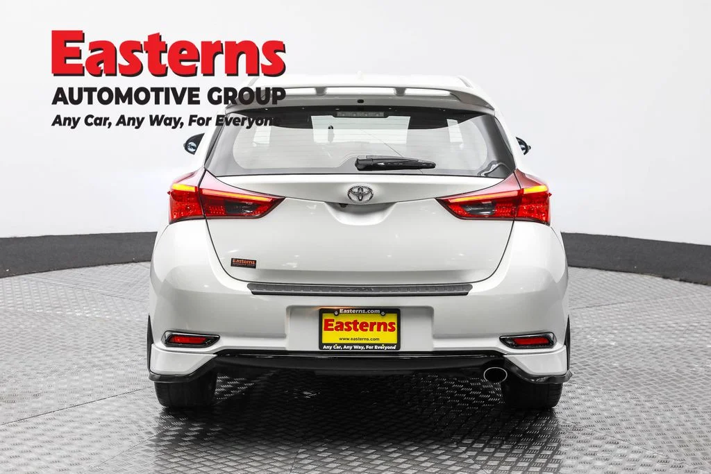 Used 2018 White Toyota Base image 6