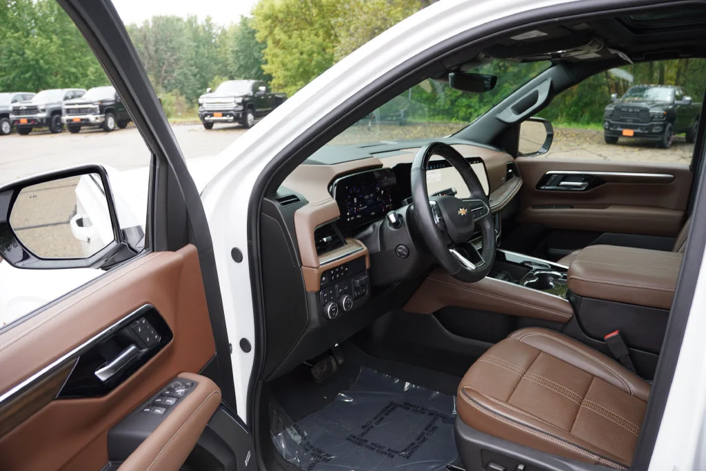 Certified Used 2025 Iridescent Pearl Tricoat Chevrolet High Country image 15
