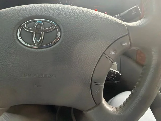 Used 2008 White Toyota XLE image 19