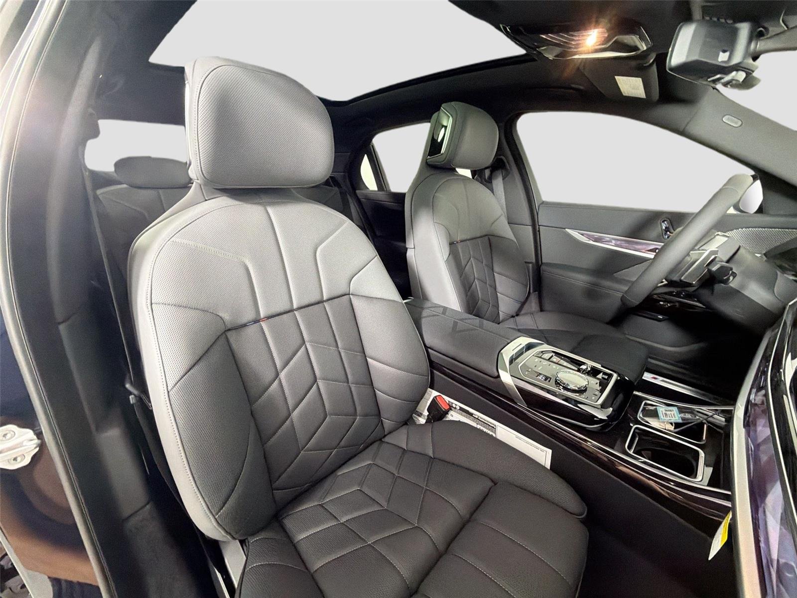 New 2026 Carbon Black Metallic BMW 750e xDrive image 25