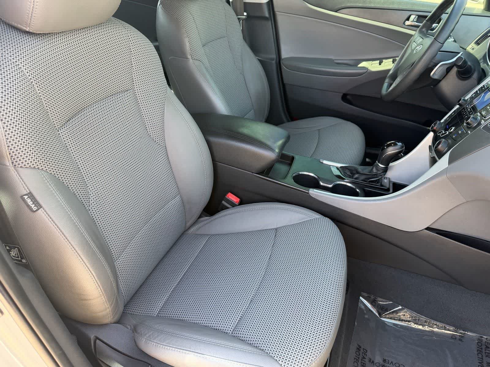 Used 2011 Radiant Silver Metallic Hyundai SE image 11