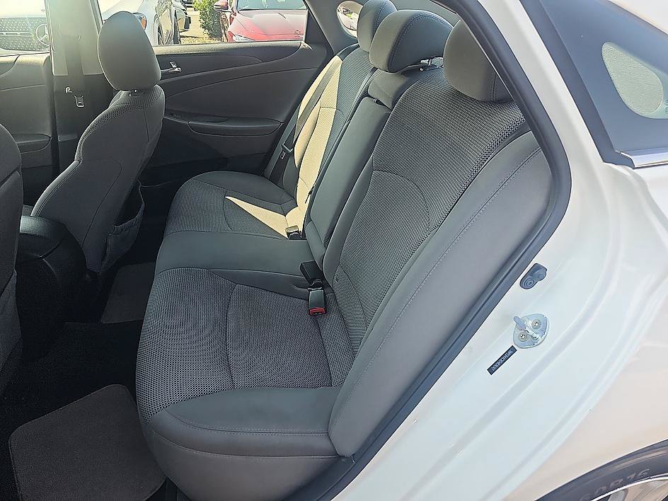 Used 2014 Pearl White Hyundai GLS image 27
