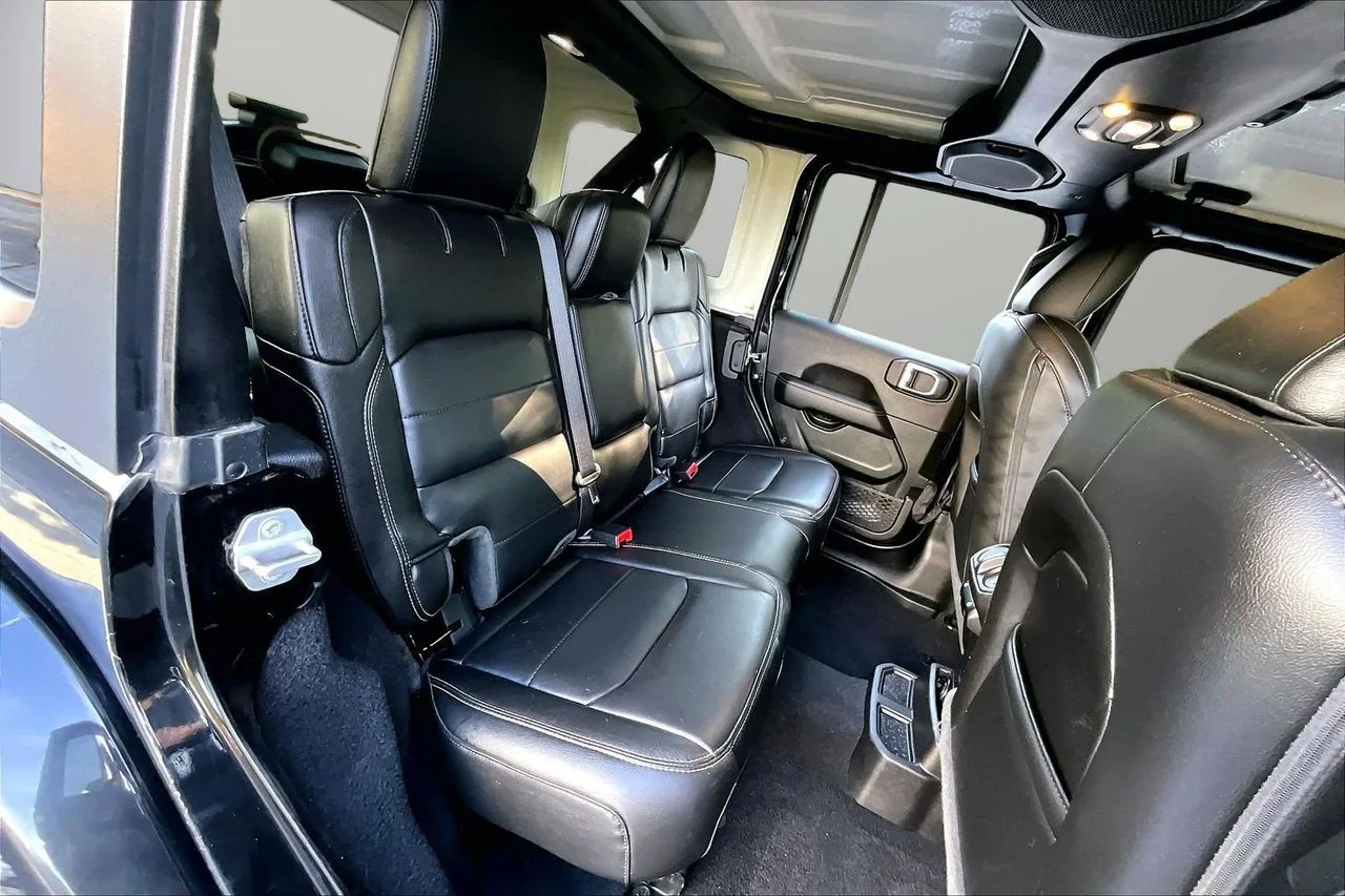 Used 2021 Black Jeep Sahara image 23