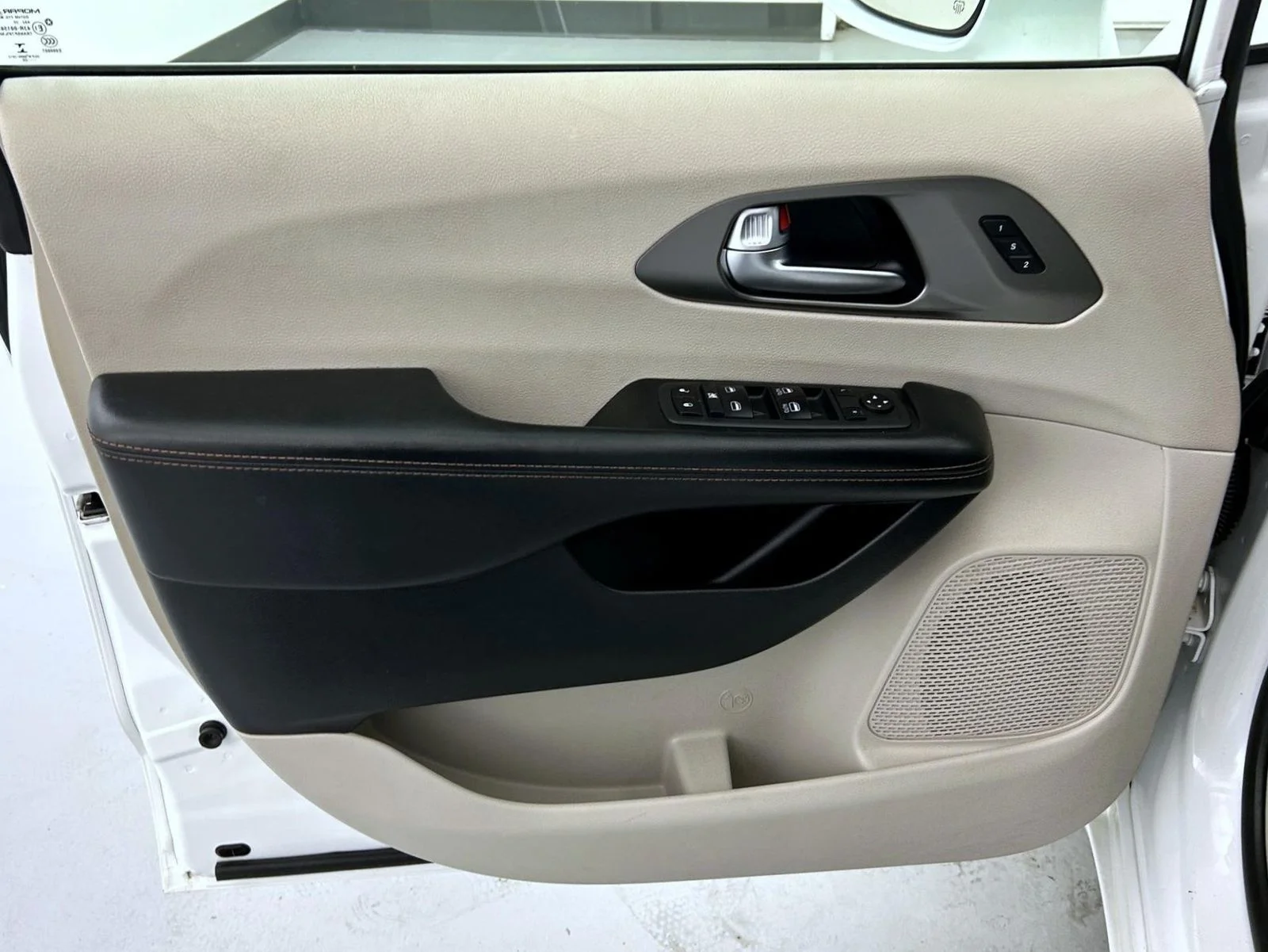 Used 2020 White Chrysler Touring L image 9