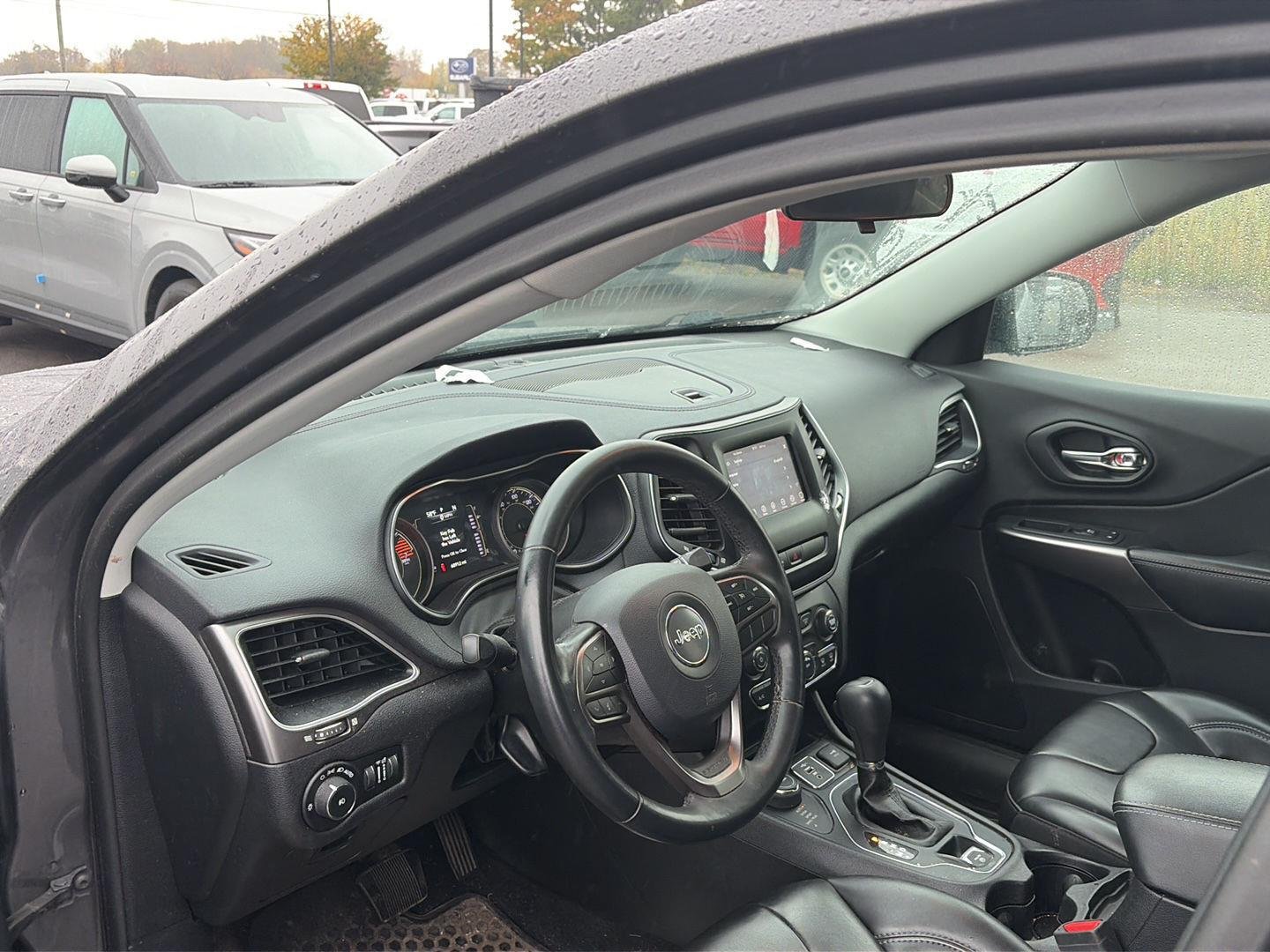 Used 2019 Granite Crystal Metallic Clearcoat Jeep Latitude Plus image 5