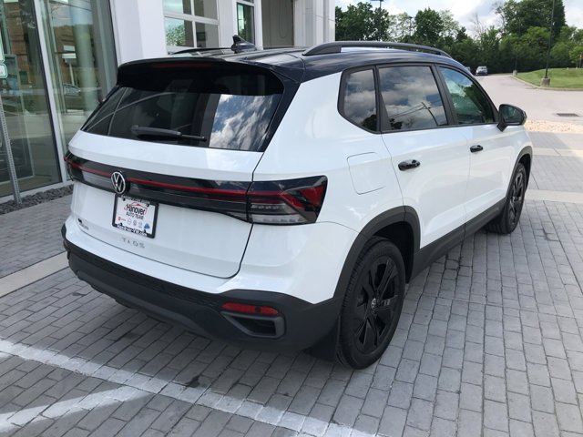 New 2026 Pure White w/Deep Black Roof Volkswagen SE Black image 8