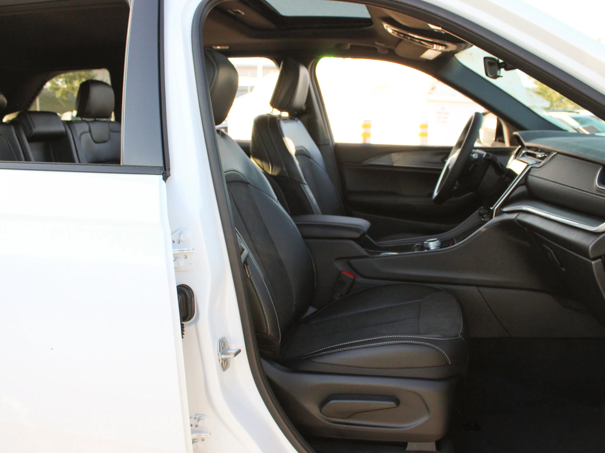 New 2025 White Jeep Altitude* Sunroof, Heated Leather, Trailer Tow Pkg image 14