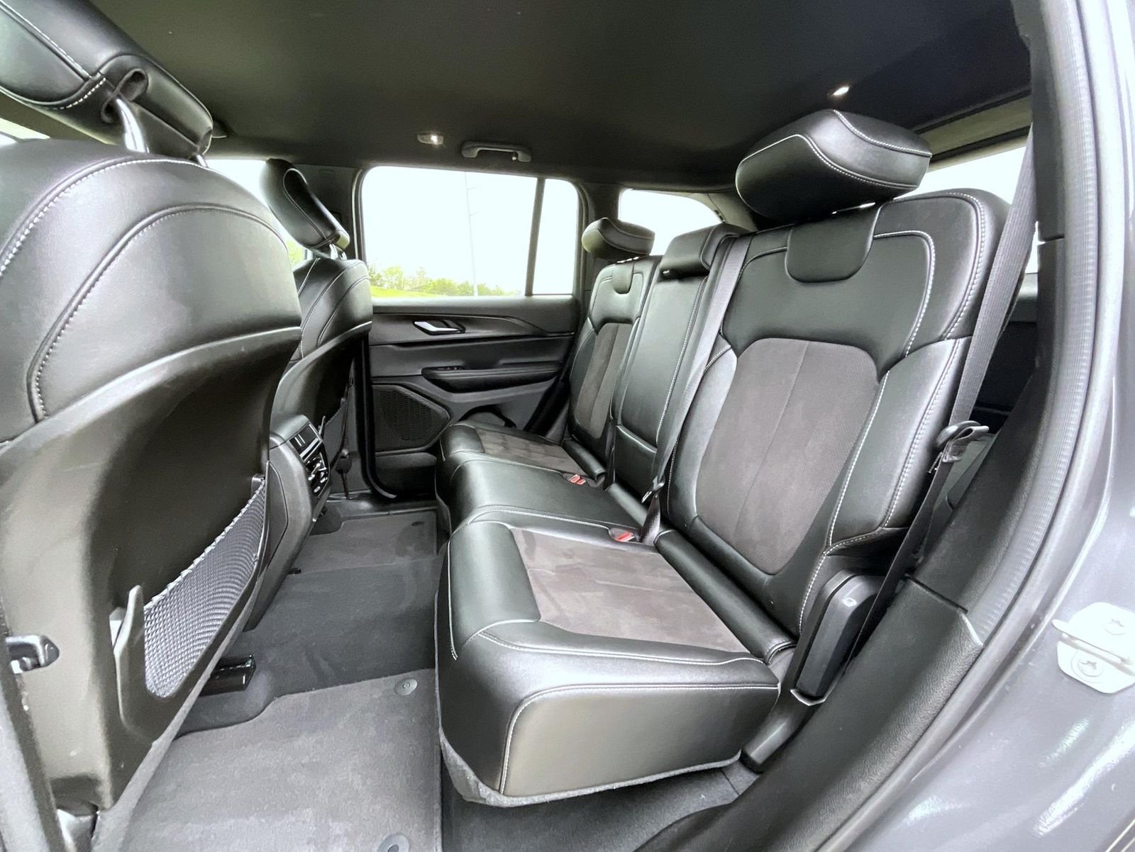 Used 2024 Gray Jeep Altitude image 19