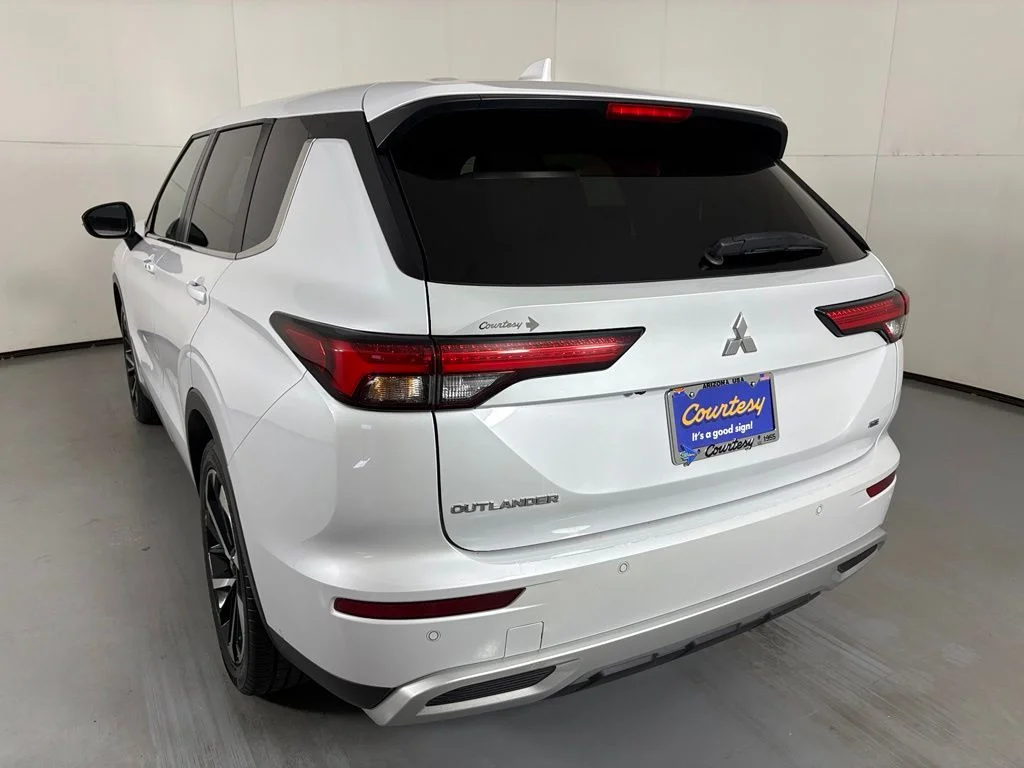 Used 2024 White Mitsubishi SE image 6
