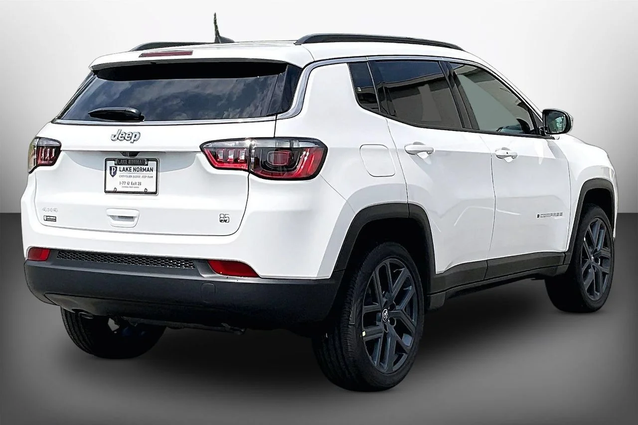 New 2026 Bright White Clearcoat Jeep Latitude image 8