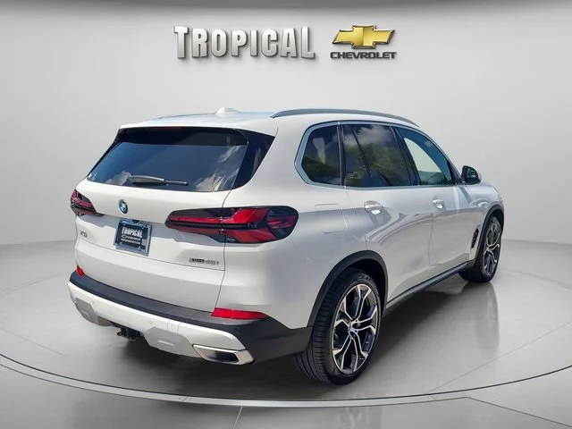 Used 2025 White BMW xDrive40i image 3