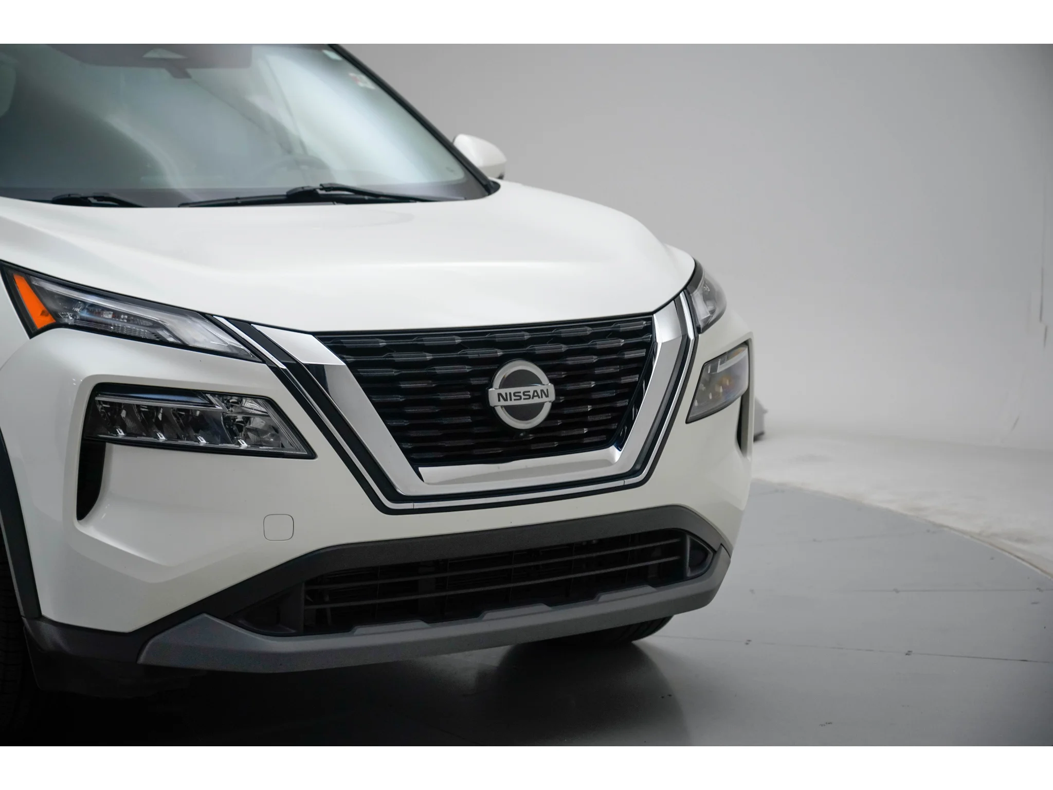 Used 2021 Pearl White Tricoat Nissan SV image 26