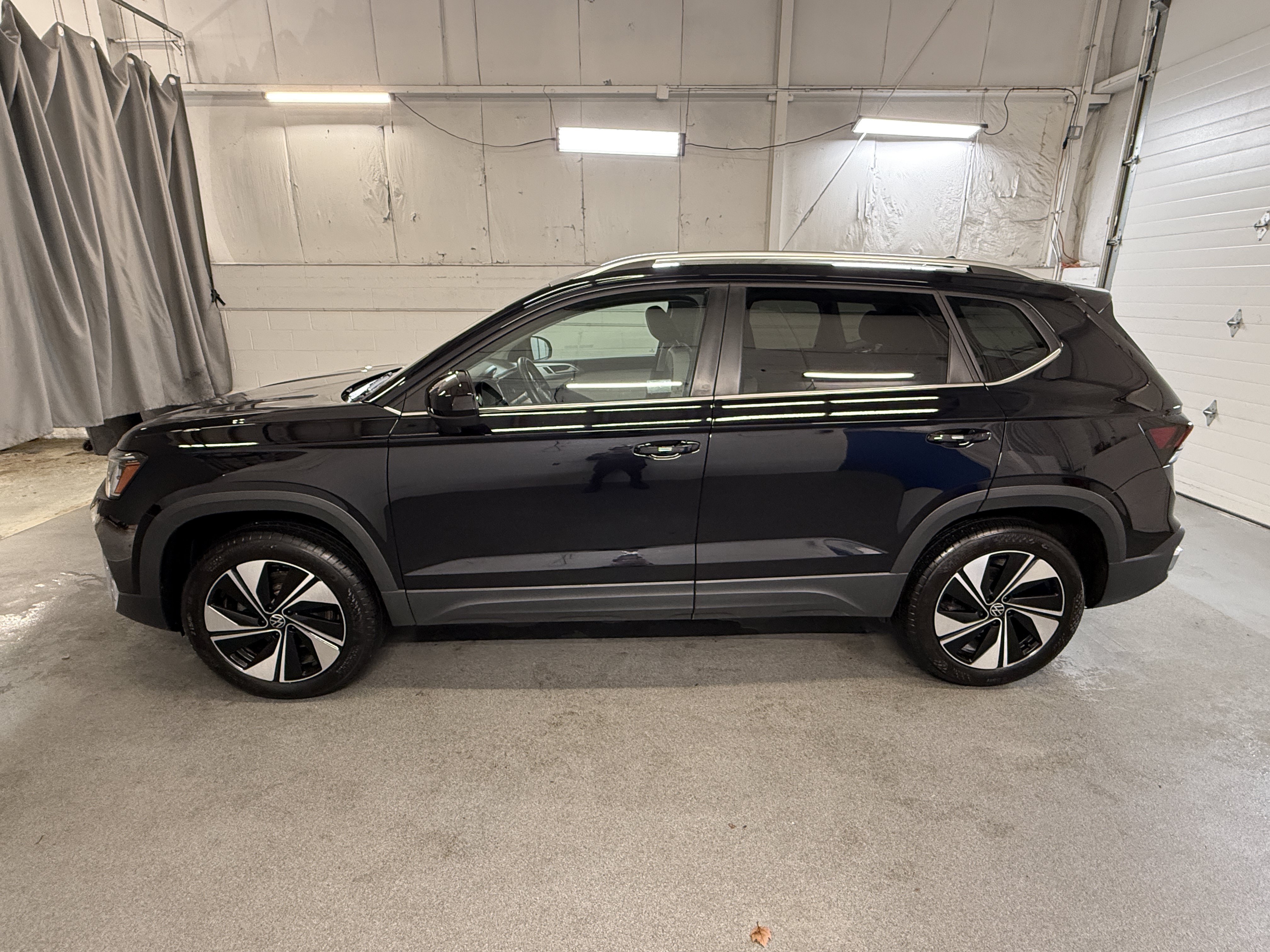 Used 2025 Deep Black Pearl Volkswagen SE image 5
