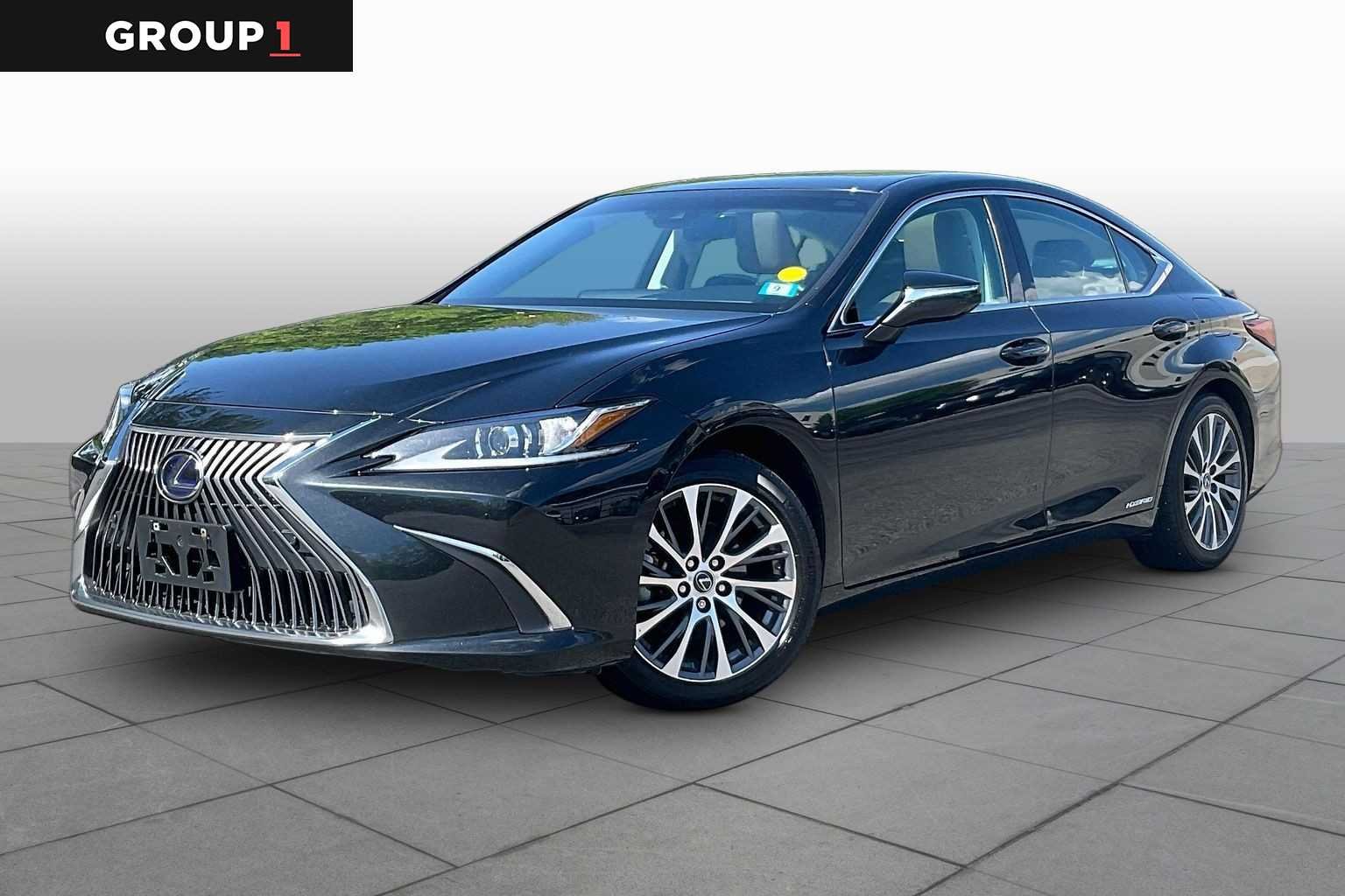 2021 Lexus ES 300h 300h's photo