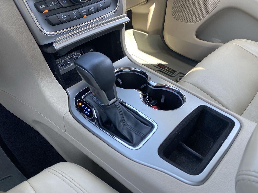 Used 2018 Bright White Clearcoat Jeep Limited image 28