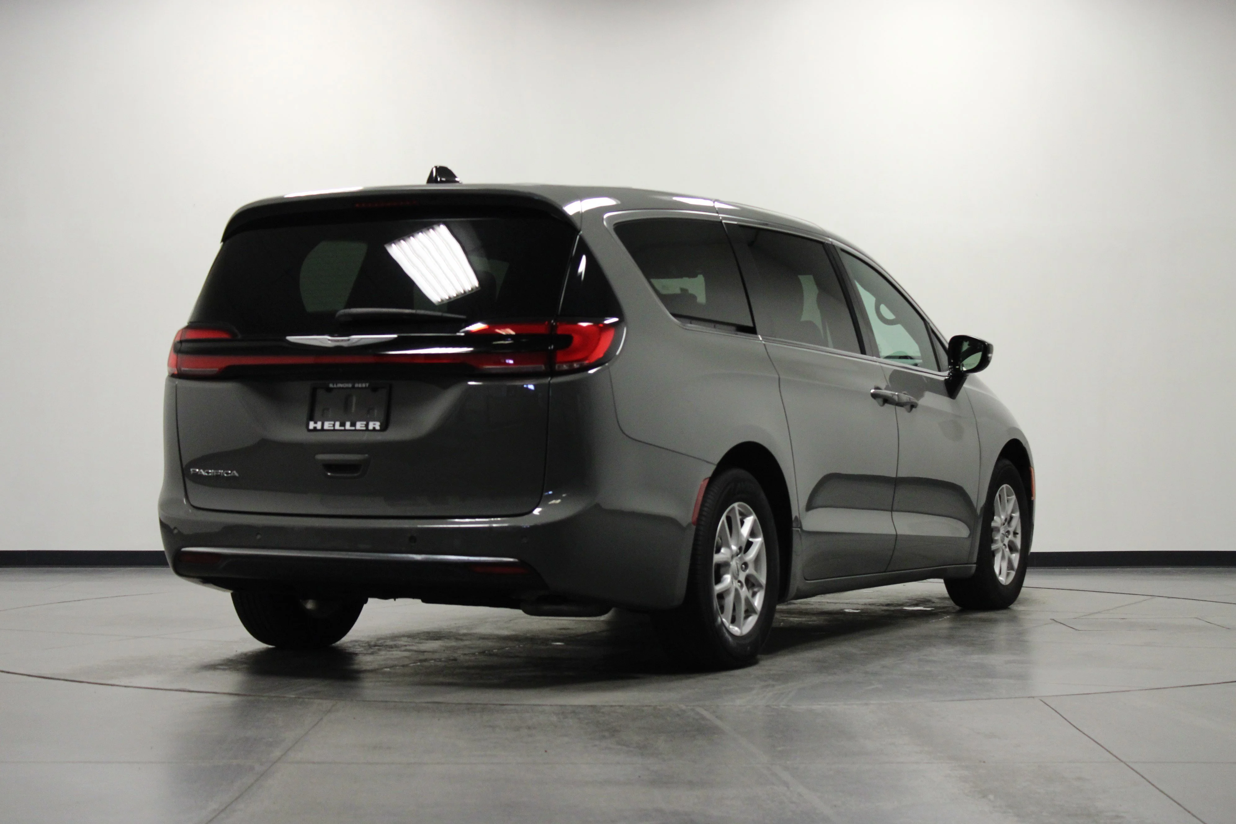Used 2025 Ceramic Gray Clearcoat Chrysler Select image 4