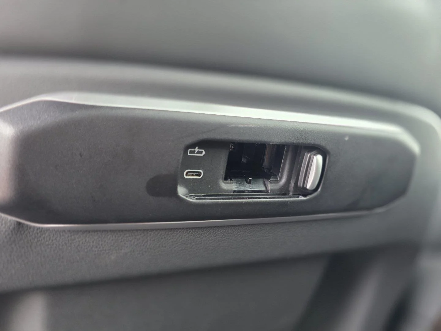 Used 2026  BMW sDrive40i image 30
