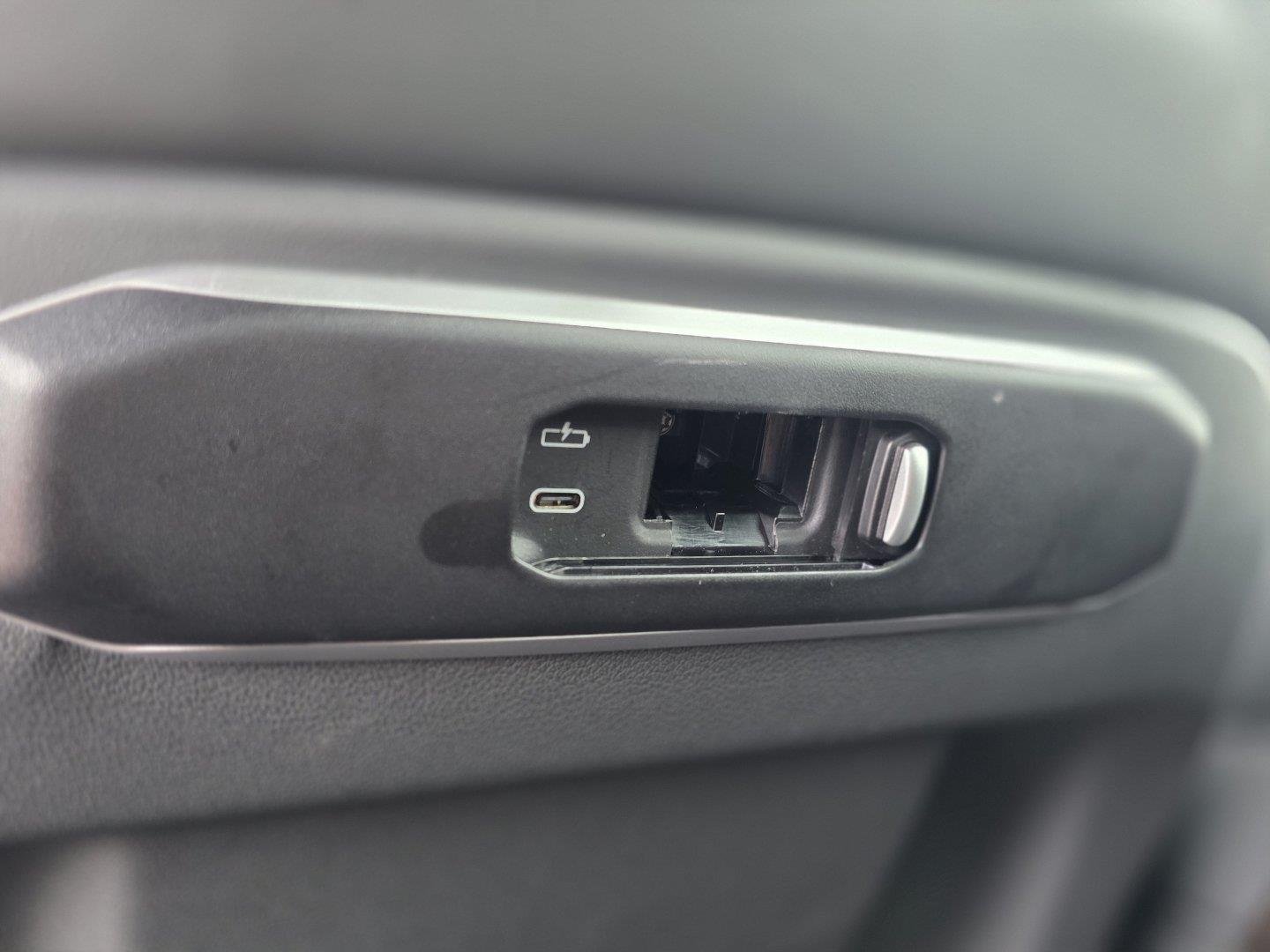 Used 2026  BMW sDrive40i image 30