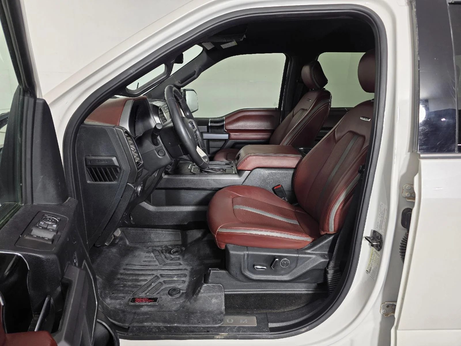 Used 2019 White Platinum Metallic Tri-Coat Ford Platinum image 12