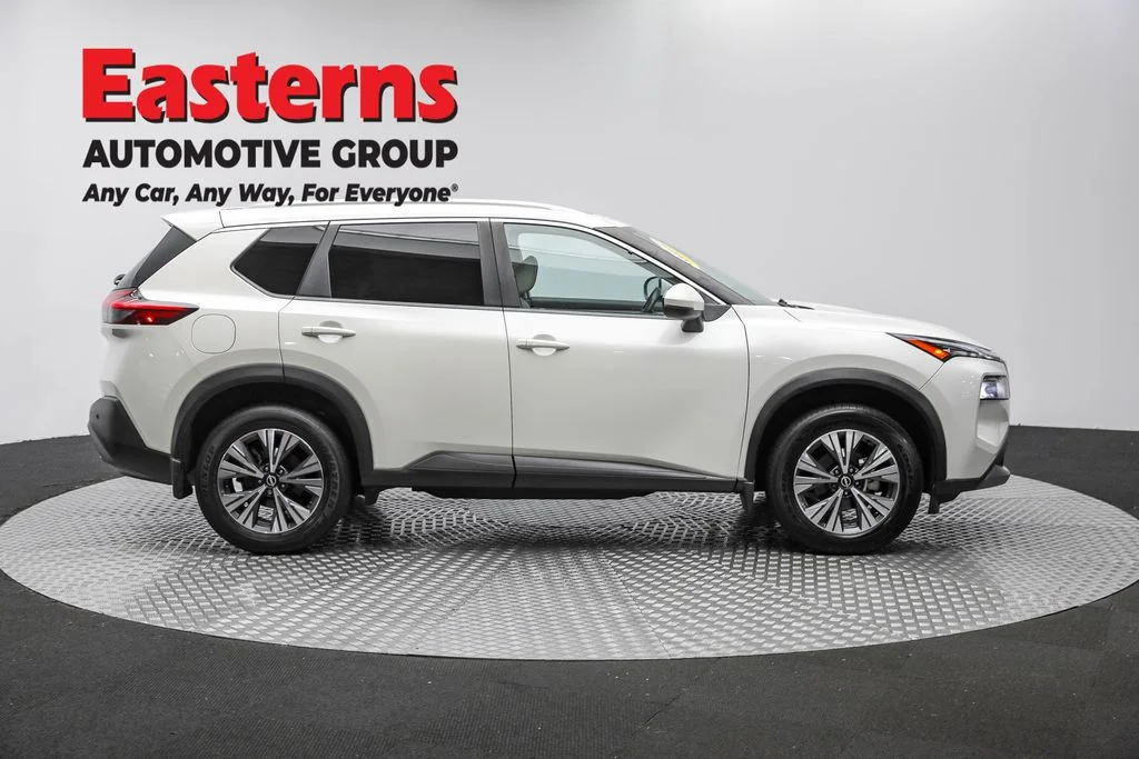 Used 2022 White Nissan SV image 4