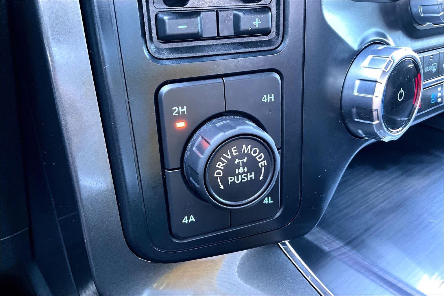 Used 2023 Star White Metallic Tri-Coat Ford LARIAT image 33