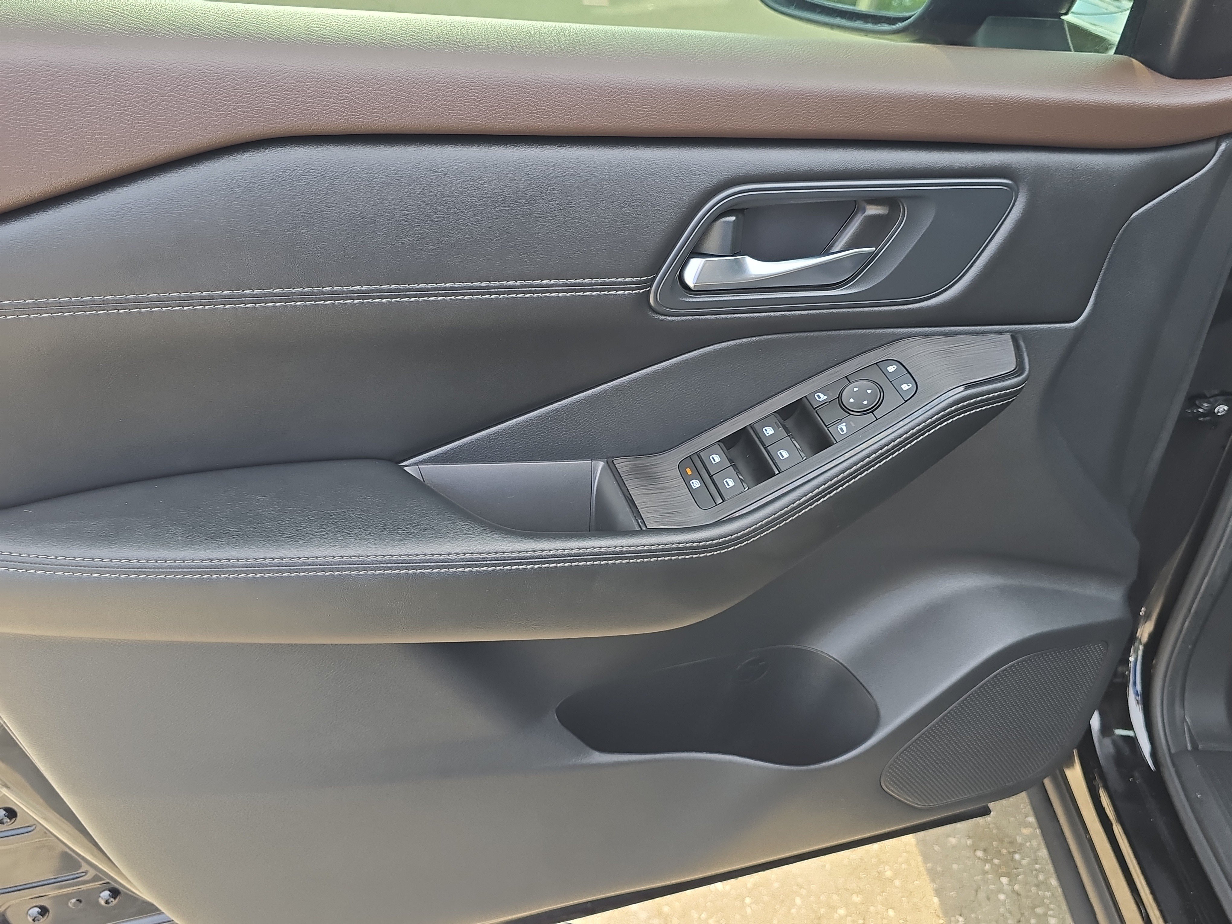 Used 2023 Super Black Nissan SV image 18
