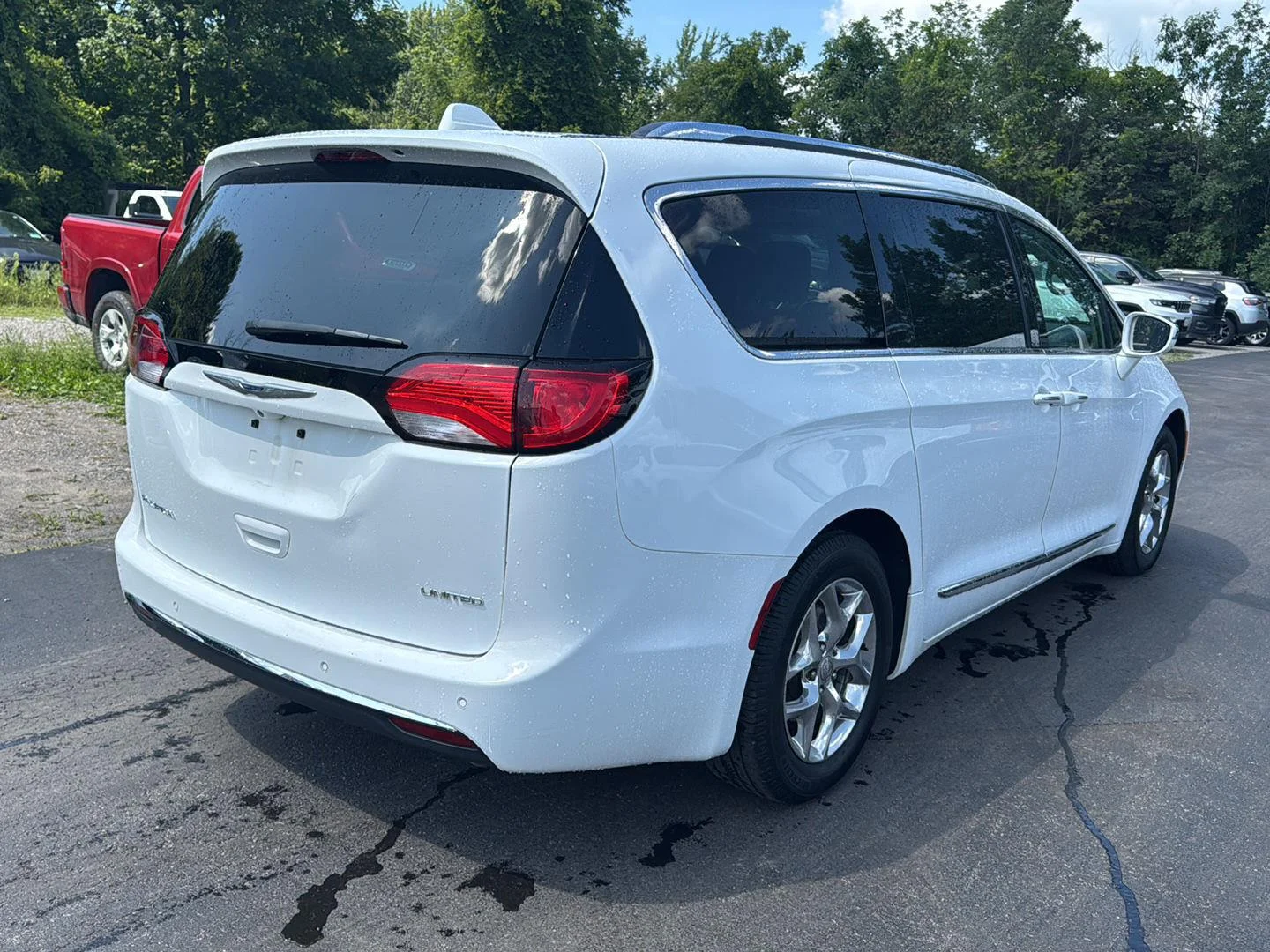 Used 2019 Bright White Clearcoat Chrysler Limited image 3