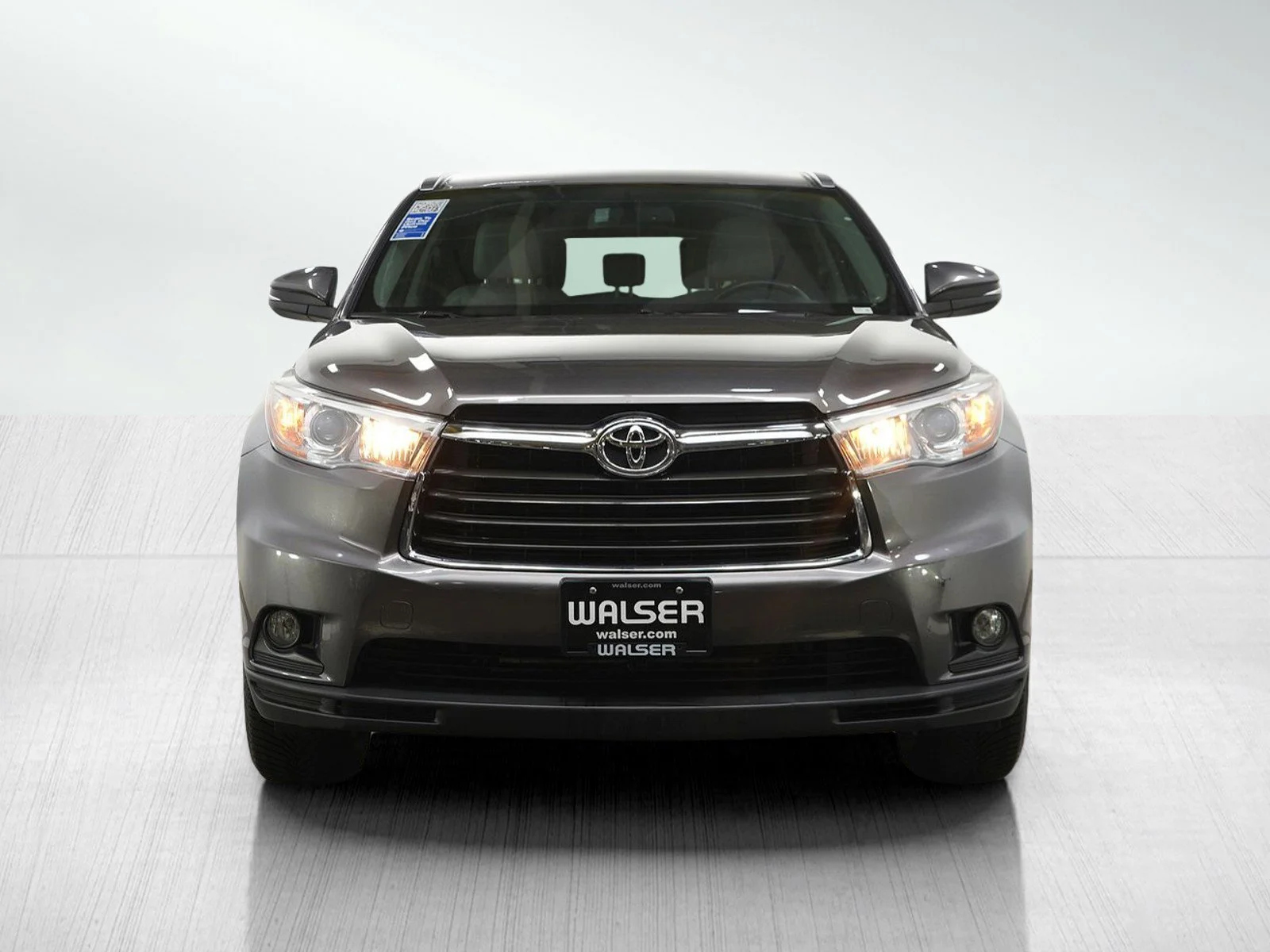 Used 2016 Toyota Highlander XLE with VIN 5TDJKRFH8GS355828 for sale in Roseville, Minnesota