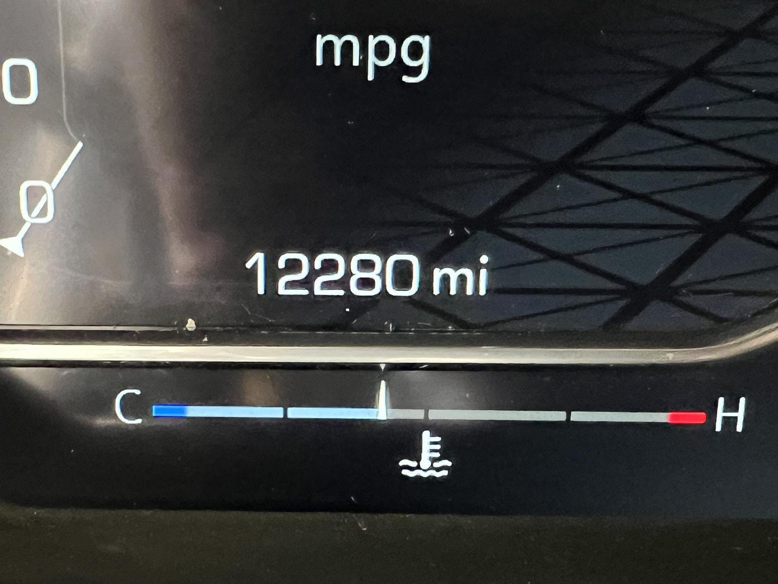 Used 2025 Sterling Metallic GMC AT4 image 19