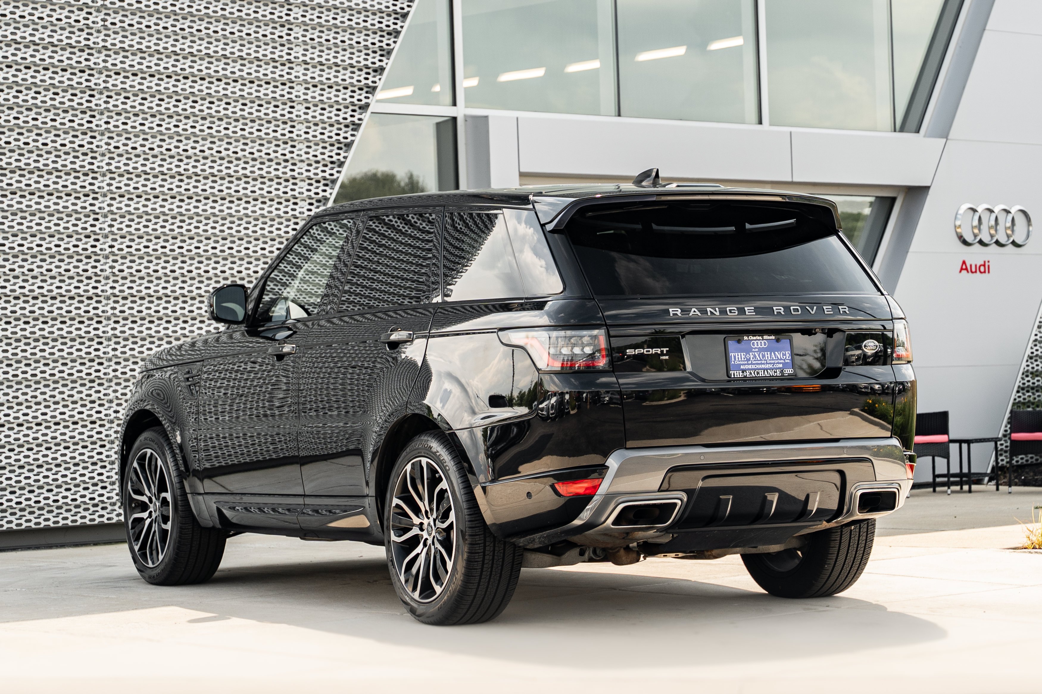 Used 2021 Santorini Black Metallic Land Rover HSE Silver Edition image 5