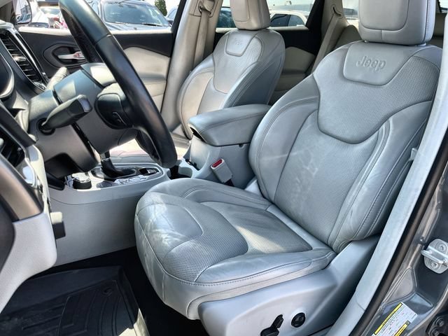 Used 2019  Jeep Limited image 14