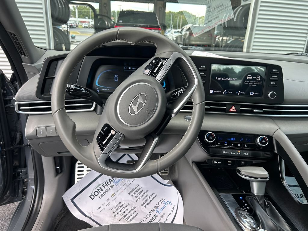 Used 2025 Gray Hyundai SEL Sport image 15