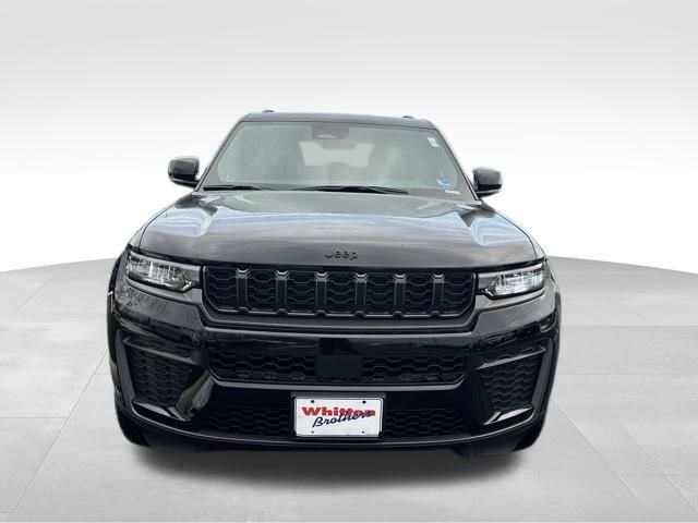 New 2026 Diamond Black Crystal Pearl-Coat Exterior Paint Jeep Altitude image 10